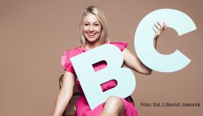 Auch in dieser Woche lässt Ruth Moschner Kandidaten und deren prominente Unterstützer in der Sat.1-Show „Buchstaben Battle“ zum kurzweiligen Schlagabtausch antreten. Den Anfang machen heute Bernd Stelter, Enie van de Meiklokjes, Melissa Khalaj und Thore Schölermann. (Foto: Sat.1/Bernd Jaworek)