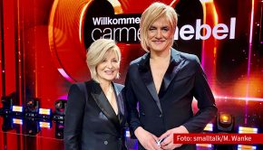 Wie aus dem Gesicht geschnitten: In der ZDF-Show „Willkommen bei Carmen Nebel“ trat Matze Knop am Samstagabend als Zwillingsschwester der Gastgeberin auf. Als „Caren Nebel“ feuerte er ein wahres Gag-Feuerwerk ab. Carmen Nebel kam jedenfalls aus dem Lachen nicht mehr raus. (Foto: smalltalk/M. Wanke)