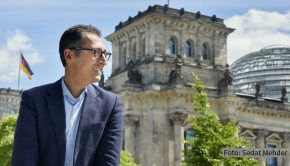 Cem Özdemir gehört zu den bekanntesten deutschen Politikern. In der neuen Folge von „Der Sandra Maischberger Podcast“ spricht der Grüne u.a. über den Machtwechsel in den USA und die möglichen Kanzlerkandidaten seiner Partei. (Foto: Sedat Mehder)