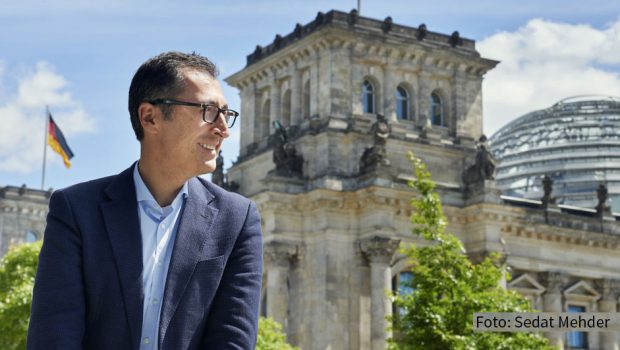 Cem Özdemir gehört zu den bekanntesten deutschen Politikern. In der neuen Folge von „Der Sandra Maischberger Podcast“ spricht der Grüne u.a. über den Machtwechsel in den USA und die möglichen Kanzlerkandidaten seiner Partei. (Foto: Sedat Mehder)