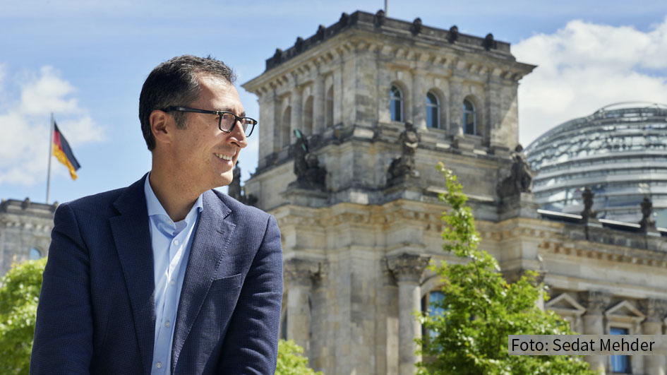 Cem Özdemir gehört zu den bekanntesten deutschen Politikern. In der neuen Folge von „Der Sandra Maischberger Podcast“ spricht der Grüne u.a. über den Machtwechsel in den USA und die möglichen Kanzlerkandidaten seiner Partei. (Foto: Sedat Mehder)