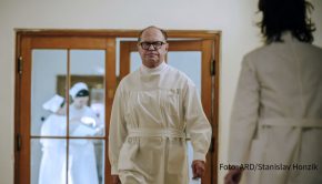 Die dritte Staffel der historischen Krankenhaus-Serie „Charité“ ist ab dem heutigen 12. Januar im Ersten zu sehen. Zum Cast der neuen Folgen, die zur Zeit des Baus der Berliner Mauer spielen, gehört Uwe Ochsenknecht als Gynäkologe Prof. Dr. Kraatz. (Foto: ARD/Stanislav Honzik)