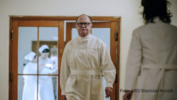 Die dritte Staffel der historischen Krankenhaus-Serie „Charité“ ist ab dem heutigen 12. Januar im Ersten zu sehen. Zum Cast der neuen Folgen, die zur Zeit des Baus der Berliner Mauer spielen, gehört Uwe Ochsenknecht als Gynäkologe Prof. Dr. Kraatz. (Foto: ARD/Stanislav Honzik)