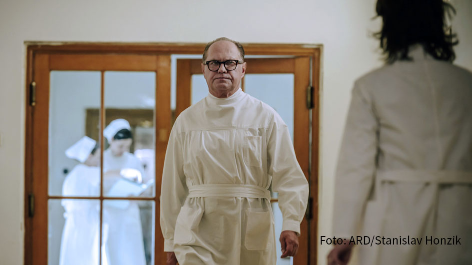 Die dritte Staffel der historischen Krankenhaus-Serie „Charité“ ist ab dem heutigen 12. Januar im Ersten zu sehen. Zum Cast der neuen Folgen, die zur Zeit des Baus der Berliner Mauer spielen, gehört Uwe Ochsenknecht als Gynäkologe Prof. Dr. Kraatz. (Foto: ARD/Stanislav Honzik)