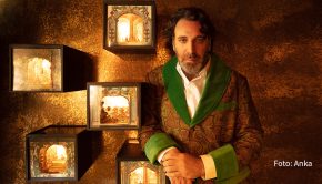 Heute veröffentlicht Chilly Gonzales „A Very Chilly Christmas“, ein Weihnachtsalbum der anderen Art. Darauf spielt der kanadische Grammy-Gewinner Klavier – und ebenso virtuos mit konventionellen Erwartungen. Zu den Mitwirkenden gehören Britpop-Legende Jarvis Cocker und die Singer-Songwriterin Feist. (Foto: Anka)