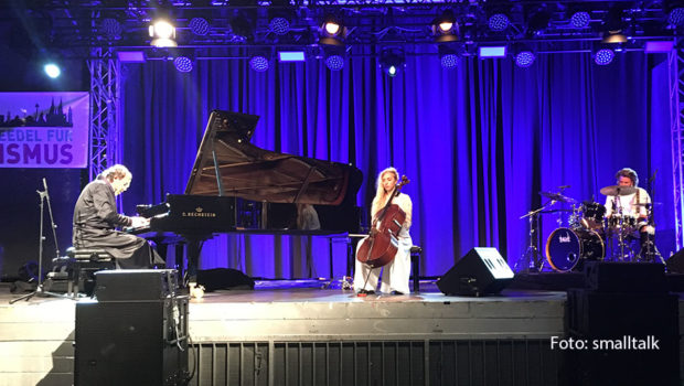 Chilly Gonzales feierte in Köln die Rückkehr der Live-Musik. Der Grammy-Preisträger begeisterte seine Fans am Rheinufer im vollbesetzten Tanzbrunnen. Begleitet wurde er von der Cellistin Stella Le Page und dem Drummer Joe Flory. (Foto: smalltalk)