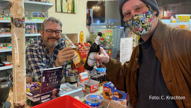 Im smalltalk-Interview spricht Christoph Krachten über sein neues Buch „Per Aufzug in den Weltraum“. Am 13. Oktober 2020 wurde es in Berlin vom Autor persönlich und offiziell vorgestellt: in einem Kiosk, oder wie es in der Hauptstadt heißt „Späti“ – selbstverständlich corona-konform. (Foto: C. Krachten)