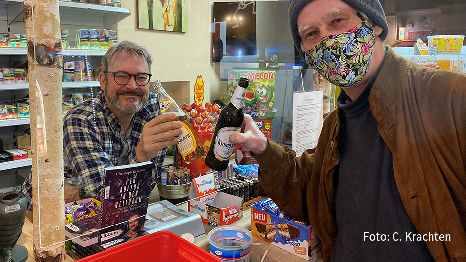 Im smalltalk-Interview spricht Christoph Krachten über sein neues Buch „Per Aufzug in den Weltraum“. Am 13. Oktober 2020 wurde es in Berlin vom Autor persönlich und offiziell vorgestellt: in einem Kiosk, oder wie es in der Hauptstadt heißt „Späti“ – selbstverständlich corona-konform. (Foto: C. Krachten)