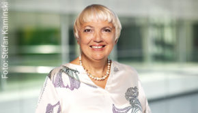 Am Samstag ist Claudia Roth zu Gast bei barba radio. Darin spricht die Grünen-Politikerin u.a. über die Auswirkungen von Corona auf ihre Urlaubspläne und warum sie Feriengebiete mit Menschenmassen ohnehin meidet. In den Sommerferien zieht es viele Deutsche auf Balearen, Kanaren und Co. Doch in diesem Jahr ist bekanntlich alles ein wenig anders. Fest steht: Urlaub in der Heimat ist angesagter denn je. Auch die Reisepläne von Claudia Roth hat die Pandemie ganz schön durcheinandergebracht. Bei der Planung habe es ein unendliches Hin und Her gegeben, wie die Bundestagsvizepräsidentin im aktuellen Interview mit barba radio erklärt. Ganz grundsätzlich ziehe es die 65-Jährige in Feriengebiete, in denen sich möglichst wenige Menschen aufhalten. Aus gutem Grund: „Die einen finden mich gut, die anderen finden mich ätzend, die hauen mich dann blöd an“, so Roth. „Die anderen wollen dann ein Selfie machen. Das finde ich auch toll, aber du bist dann die ganze Zeit öffentlich unterwegs.“ Ihr Fazit: „Das ist natürlich kein Urlaub, sondern Urlaub ist eigentlich totaler Rückzug.“ Das komplette Gespräch ist am Samstag ab 11:00 Uhr in der Talkshow „Mit den Waffeln einer Frau“ auf barba radio zu hören. Ab Montag steht es auch als Podcast über die barba radio-App zur Verfügung. (Foto: Stefan Kaminski)