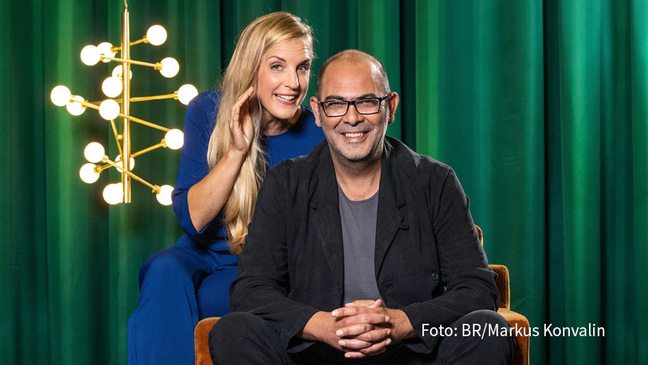 Eine neue Talkshow feiert am morgigen 6. Oktober ihre Premiere im Ersten. Im „Club 1“ des Bayerischen Rundfunks begrüßen Moderator Hannes Ringlstetter und sein Sidekick Caro Matzko als Gäste u.a. Wolfgang Niedecken, David Garrett und Cathy Hummels. (Foto: BR/Markus Konvalin)