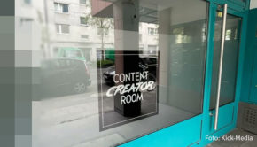 Die Kölner Kick-Media AG setzt auf die Erstellung eigener Inhalte. In einem neuen „Content Creator Room” werden zukünftig Fotos, Videos, Podcasts und Interviews erstellt.