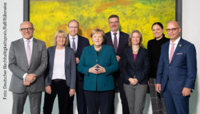 Vertreterinnen und Vertreter besonders nachhaltig wirtschaftender Unternehmen trafen sich gestern zum Meinungsaustausch mit der Bundeskanzlerin. Im Vorfeld des Deutschen Nachhaltigkeitspreises informierten sie Angela Merkel, wie sie den Wandel hin zu einer nachhaltigen Gesellschaft unterstützen. (Foto: Deutscher Nachhaltigkeitspreis/Ralf Rühmeier)