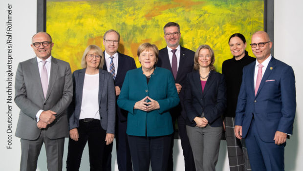 Vertreterinnen und Vertreter besonders nachhaltig wirtschaftender Unternehmen trafen sich gestern zum Meinungsaustausch mit der Bundeskanzlerin. Im Vorfeld des Deutschen Nachhaltigkeitspreises informierten sie Angela Merkel, wie sie den Wandel hin zu einer nachhaltigen Gesellschaft unterstützen. (Foto: Deutscher Nachhaltigkeitspreis/Ralf Rühmeier)