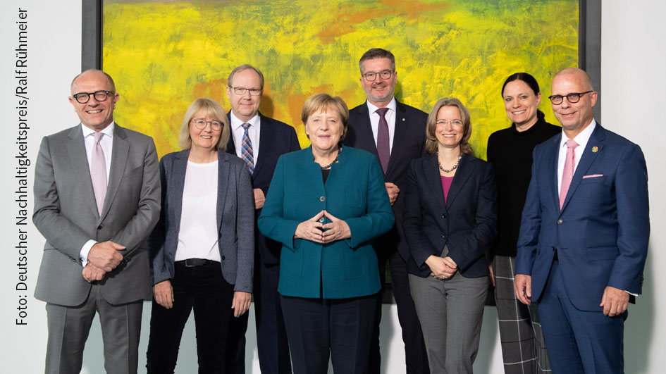 Vertreterinnen und Vertreter besonders nachhaltig wirtschaftender Unternehmen trafen sich gestern zum Meinungsaustausch mit der Bundeskanzlerin. Im Vorfeld des Deutschen Nachhaltigkeitspreises informierten sie Angela Merkel, wie sie den Wandel hin zu einer nachhaltigen Gesellschaft unterstützen. (Foto: Deutscher Nachhaltigkeitspreis/Ralf Rühmeier)