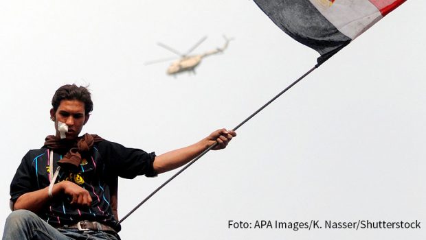 Vor zehn Jahren ging eine Welle von Protesten und Aufständen durch die arabische Welt. Was genau ist damals passiert und was bedeutet das konkret für die Welt von heute? Die Dokumentation „Das Erbe des Arabischen Frühlings“ von Sandra Maischbergers Firma Vincent Produktion gibt am heutigen 11. Mai Antworten auf Arte. (Foto: APA Images/K. Nasser/Shutterstock)