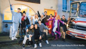 Auf „Magical Mystery Tour“ mit Direktorin Sonya Kraus. Die Schülerinnen und Schüler in der Dramedy-Serie „Das Internat“ erleben ab heute auf Joyn neue Abenteuer.