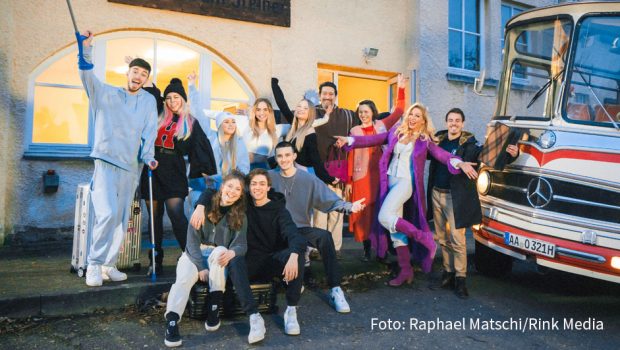 Auf „Magical Mystery Tour“ mit Direktorin Sonya Kraus. Die Schülerinnen und Schüler in der Dramedy-Serie „Das Internat“ erleben ab heute auf Joyn neue Abenteuer.