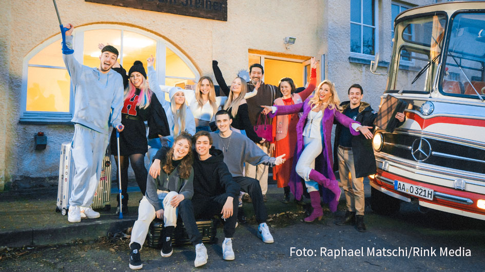 Auf „Magical Mystery Tour“ mit Direktorin Sonya Kraus. Die Schülerinnen und Schüler in der Dramedy-Serie „Das Internat“ erleben ab heute auf Joyn neue Abenteuer.