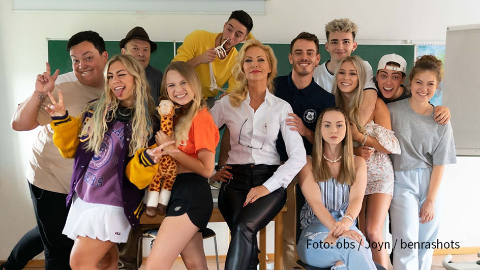 Ab dem 15. Oktober zeigt der Streamingdienst Joyn seine neue Jugendserie „Das Internat“. Neben Sonya Kraus in der Rolle der strengen Direktorin spielen zahlreiche angesagte Social-Media-Stars mit. (Foto: obs/Joyn/benrashots)