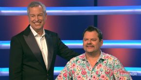 Auch Prominente raten neuerdings beim „Quiz mit Jörg Pilawa“ im Ersten mit. Am heutigen 29. März geht’s für die Comedy-Spezialisten Thomas Hermanns und Ingo Appelt darum, sich in der Vorrunde gegen die TV-Köche Johann Lafer und Ali Güngörmüs zu behaupten. (Foto: NDR)