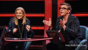 Am morgigen 30. Januar gibt’s ein Prominenten-Special von „Das Quiz mit Jörg Pilawa“ im Ersten. Dabei treten u.a. „Bergdoktor“-Hauptdarsteller Hans Sigl und seine Frau Susanne als Kandidaten an. (Foto: NDR/Uwe Ernst)