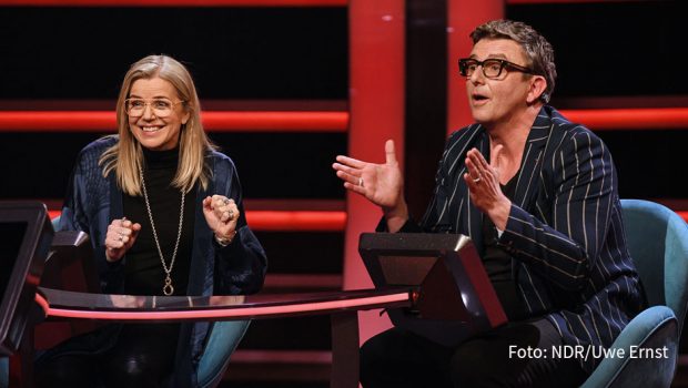 Am morgigen 30. Januar gibt’s ein Prominenten-Special von „Das Quiz mit Jörg Pilawa“ im Ersten. Dabei treten u.a. „Bergdoktor“-Hauptdarsteller Hans Sigl und seine Frau Susanne als Kandidaten an. (Foto: NDR/Uwe Ernst)