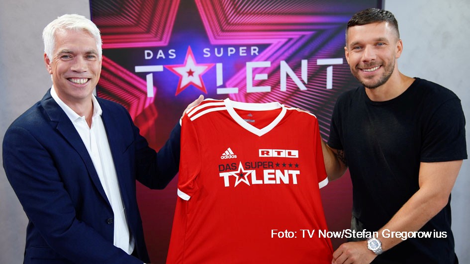 Das Supertalent_2021_Henning Tewes, Juror Lukas Podolski_Foto TV Now_Stefan Gregorowius_HP