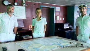 Moderatorin Laura Karasek geht auf große Fahrt. An der Seite von Florian Silbereisen als Kapitän Parger und Daniel Morgenroth als Staff-Kapitän Grimm spielt sie in „Das Traumschiff“ eine Offiziersanwärterin. Die Reise wird am 1. Januar ausgestrahlt und führt auf die Seychellen. (Foto: Laura Karasek/Instagram)