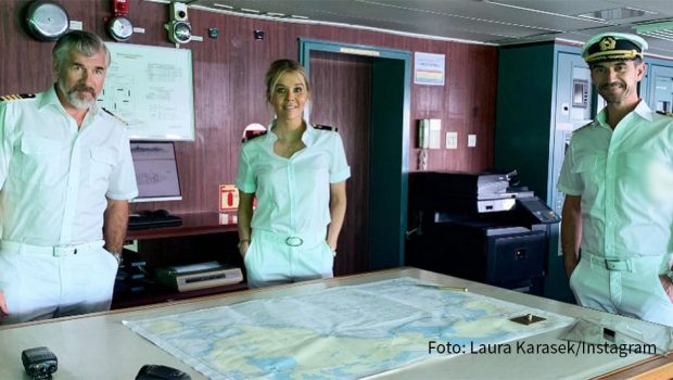 Moderatorin Laura Karasek geht auf große Fahrt. An der Seite von Florian Silbereisen als Kapitän Parger und Daniel Morgenroth als Staff-Kapitän Grimm spielt sie in „Das Traumschiff“ eine Offiziersanwärterin. Die Reise wird am 1. Januar ausgestrahlt und führt auf die Seychellen. (Foto: Laura Karasek/Instagram)