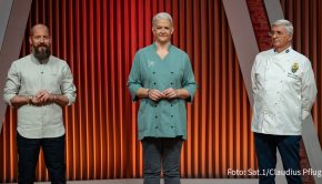 In Sat.1 steht am Sonntag die zweite Staffelfolge der von Enie van de Meiklokjes moderierten Show „Das große Backen – Die Profis“ auf dem Plan. Die Kandidaten-Teams müssen die Juroren Christian Hümbs, Bettina Schliephake-Burchardt und Günther Koerffer diesmal u.a. beim Backen ohne Rezept überzeugen.