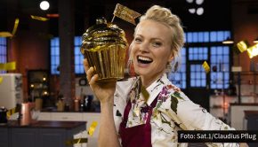 Franziska Knuppe ist die Gewinnerin der fünften Staffel von „Das große Promibacken“. Das von Enie van de Meiklokjes moderierte Finale, an dessen Ende das Model den „Goldenen Cupcake“ in Empfang nahm, setzte für Sat.1 neue Rekordmarken. (Foto: Sat.1/Claudius Pflug)
