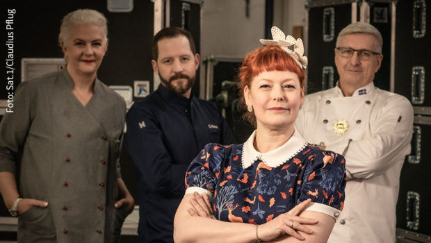 Moderatorin Enie van de Meiklokjes sowie die Juroren Bettina Schliephake-Burchardt, Christian Hümbs und Günther Koerffer begrüßen am Sonntag fünf Kandidaten-Teams zur zweiten Runde von „Das große Backen – Die Profis“. Sat.1 zeigt die Show im Vorabend-Programm. (Foto: Sat.1/Claudius Pflug)