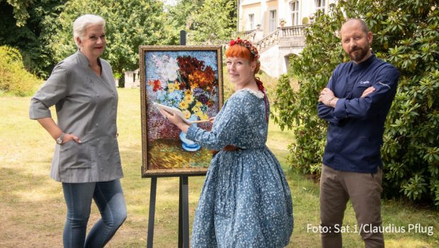 Die kulinarische Reise durch Europa ist beendet. Am Sonntag steht in Sat.1 das große Finale der achten Staffel von „Das große Backen“ an. Moderatorin Enie van de Meiklokjes sowie die Juroren Bettina Schliephake-Burchardt und Christian Hümbs begrüßen vier Kandidatinnen zur entscheidenden Runde. (Foto: Sat.1/Claudius Pflug)