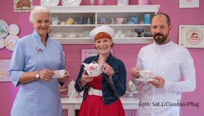Die dritte Ausgabe der Sat.1-Show „Das große Backen“ mit Moderatorin Enie van de Meiklokjes sowie den Juroren Bettina Schliephake-Burchardt und Christian Hümbs bescherte Sat.1 am Sonntag einen Staffel-Bestwert. Im Schnitt sahen fast 2,5 Millionen Zuschauer den Backwettbewerb unter dem Motto „Great Britain“. (Foto: Sat.1/Claudius Pflug)