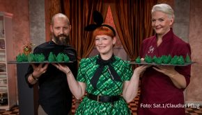 Moderatorin Enie van de Meiklokjes hat am heutigen 17. März im Halbfinale von „Das große Promibacken“ auch eine Aufgabe für die Juroren parat: Bettina Schliephake-Burchardt und Christian Hümbs sollen für die Spendenaktion zur „Wald-Rekordwoche“ essbare Bäume modellieren. (Foto: Sat.1/Claudius Pflug)