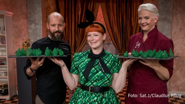 Moderatorin Enie van de Meiklokjes hat am heutigen 17. März im Halbfinale von „Das große Promibacken“ auch eine Aufgabe für die Juroren parat: Bettina Schliephake-Burchardt und Christian Hümbs sollen für die Spendenaktion zur „Wald-Rekordwoche“ essbare Bäume modellieren. (Foto: Sat.1/Claudius Pflug)