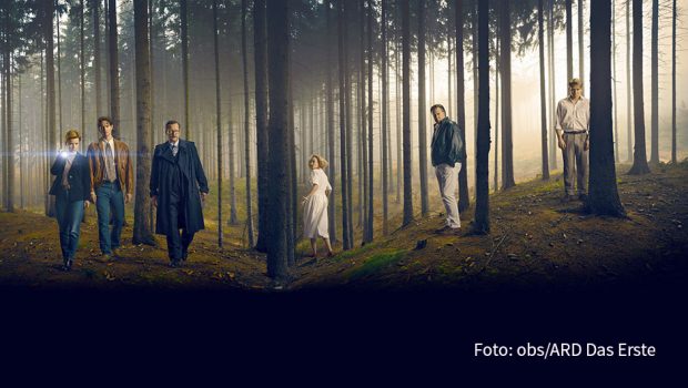 Das klassische Fernsehen konnte 2020 Publikum dazugewinnen. Die durchschnittliche Sehdauer stieg auf 220 Minuten am Tag. Als meistgesehene Sendung landete ein Münster-„Tatort“ auf Platz 1. Beim Streaming lag „Das Geheimnis des Totenwaldes“ mit Matthias Brandt vorne. (Foto: obs/ARD Das Erste)