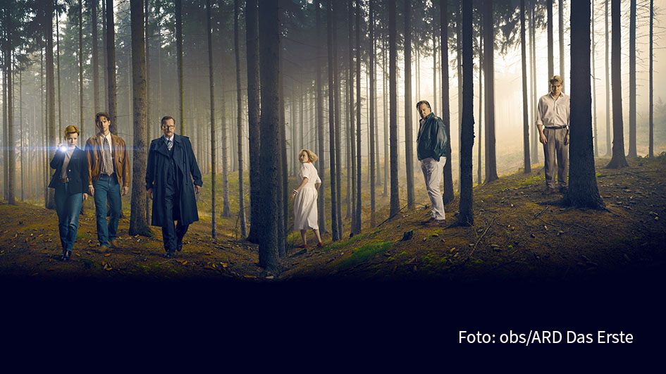Das klassische Fernsehen konnte 2020 Publikum dazugewinnen. Die durchschnittliche Sehdauer stieg auf 220 Minuten am Tag. Als meistgesehene Sendung landete ein Münster-„Tatort“ auf Platz 1. Beim Streaming lag „Das Geheimnis des Totenwaldes“ mit Matthias Brandt vorne. (Foto: obs/ARD Das Erste)
