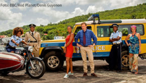 Die Karibik-Krimiserie „Death in Paradise“ geht am 28. August bei Fox in eine neue Staffel. Darin nimmt Ardal O'Hanlon als Detective Inspector Jack Mooney Abschied vom Inselparadies. (Foto: BBC/Red Planet/Denis Guyenon)