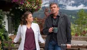 Neue Aufgaben warten auf Hans Sigl in der Rolle des „Bergdoktors“ Dr. Martin Gruber und seine von Ronja Forcher gespielte Tochter Lili. Ab dem heutigen 8. Juni werden neue Folgen der ZDF/ORF-Erfolgsserie gedreht.