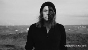 Punkrock-Poet Der Ole landete mit seinem aktuellen Album „Durch die Zeit“ in den Top 40. Heute erscheint das Video zu dem Song „Die Amsel mit dem Drosselbart“. Geschrieben wurde das Stück u.a. von NDW-Legende Bodo Staiger. Der melancholische Clip entstand im Kreis Heinsberg u.a. im Hambacher Forst. (Foto: Leonard Krähahn)