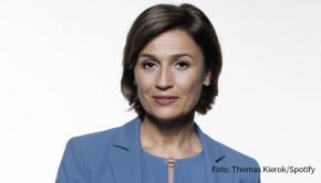 Die Lehrerin und Bildungsaktivistin Gloria Boateng ist in der aktuellen Ausgabe von „Der Sandra Maischberger Podcast“ zu Gast. Das einstündige Gespräch ist seit dem heutigen 15. Januar bei Spotify und in der ARD Audiothek abrufbar. (Foto: Thomas Kierok/Spotify)