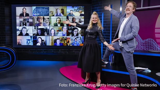 Als kurzweilige Online-Show wurde gestern die Verleihung des Deutschen Computerspielpreises 2021 präsentiert. Das Moderatoren-Duo Barbara Schöneberger und Uke Bosse begrüßte neben den Gewinnern auch namhafte Laudatoren wie Laura Wontorra, Kaya Yanar und die Band Blind Guardian.