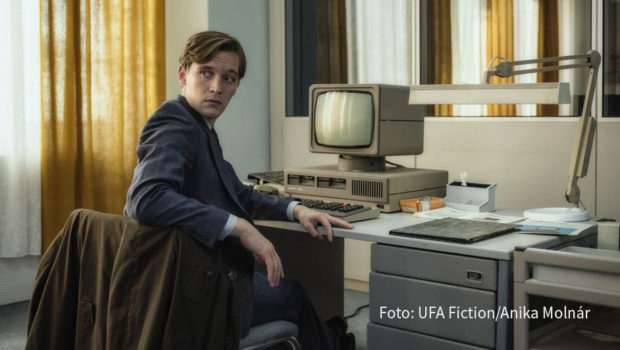 Mit „Deutschland89“ findet die Serien-Trilogie um einen jungen DDR-Spion in der Spätphase des kalten Krieges ihren Abschluss. Der Achtteiler ist ab dem 25. September exklusiv bei Amazon Prime Video verfügbar und wird auch beim Film Festival Cologne vorgestellt. (Foto: UFA Fiction/Anika Molnár)