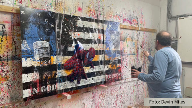 Der Hamburger Künstler Devin Miles gilt als bedeutendster und zugleich erfolgreichster Vertreter der aktuellen deutschen Pop-Art. In seinem Atelier in Bargteheide bei Hamburg entstehen ständig neue Werke. Heute feiert er seinen 60. Geburtstag. (Foto: Devin Miles)