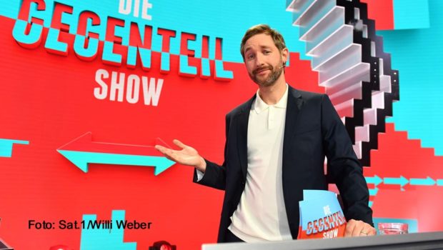 Moderator Daniel Boschmann freut sich nicht auf sein Publikum. Das ist laut Regelwerk seiner heute startenden „Gegenteilshow“ in Sat.1 aber eine überaus positive Aussage. Zum Auftakt spielen u.a. Felix Neureuther und Uwe Ochsenknecht mit.