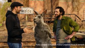 Autor Marc-Uwe Kling übernimmt die Regie bei der zweiten Verfilmung seiner Känguru-Saga. Die Dreharbeiten zu „Die Känguru-Verschwörung“ haben jetzt begonnen, u.a. wieder mit Hauptdarsteller Dimitrij Schaad und natürlich dem (computeranimierten) Känguru. (Foto: Stefan Erhard/X Filme Creative Pool/X Verleih)