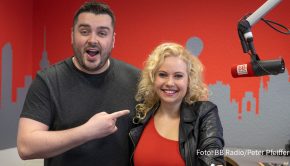 Sängerin, Influencerin und Schauspielerin Steffi Landerer geht ab dem morgigen 12. Februar jeden Freitag bei BB Radio auf Sendung. Mit Co-Moderator Maiki führt sie durch die zweistündige „Steffi Landerer-Show“. (Foto: BB Radio/Peter Pfeiffer)