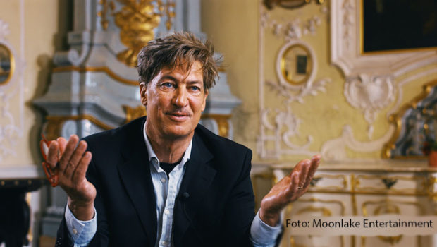 Stars der Schauspielkunst und der Klassischen Musik wie Tobias Moretti oder Anne-Sophie Mutter blicken in „Die Träume des Magiers“ zurück auf 100 Jahre Salzburger Festspiele. Der Dokumentarfilm feiert auf Servus TV heute seine österreichische und morgen seine deutsche TV-Premiere. (Foto: Moonlake Entertainment)