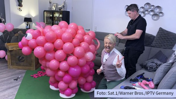 In der neuen Doku-Soap „Die Tutorial-Champions – Promipaare machen's nach“ müssen u.a. Ross Antony und Paul Reeves ungewöhnliche Do-It-Yourself-Herausforderungen mit Hilfe einer Video-Anleitung meistern. Sat.1 zeigt die erste von drei Folgen am kommenden Sonntag. (Foto: Sat.1/Warner Bros./IPTV Germany)